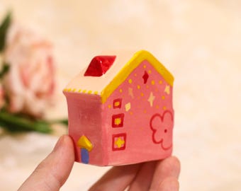 Snoepkleuren miniatuur huis geel dak roze muren beeldje handgeschilderd bloemenporselein huisje Dopamine decor grillig servies cadeau