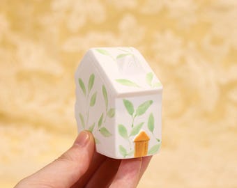 Groene klimop wijnstokken minimalistisch huis wit dak Tiny Home beeldje handgeschilderd aardewerk bos kern decor kleine keramische cottage plant minnaar cadeau