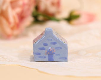 Figura de casa pequeña azul estilo cottagecore, cerámica pintada a mano, decoración de casa de campo con forma de seta, arte de cerámica para el hogar, regalo de pueblo en miniatura, casa pequeña
