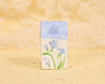 Miniatuur keramisch huis blauwe bloemen Tiny Home beeldje handgeschilderd aardewerk Cottagecore decor kleine porseleinen stad Fairy Garden plank sitter