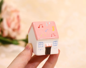 Muzikaal roze dak miniatuur huis handgeschilderde regenboog notities beeldje blauw venster aardewerk Tiny Home muziekliefhebber cadeau uniek Home Decor