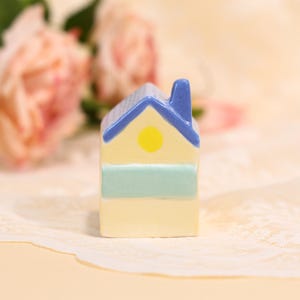 Miniatura de pastel napolitano, figura tricolor pastel pintada a mano en rosa, amarillo y verde, cerámica, casita de postre, decoración original, regalo caprichoso