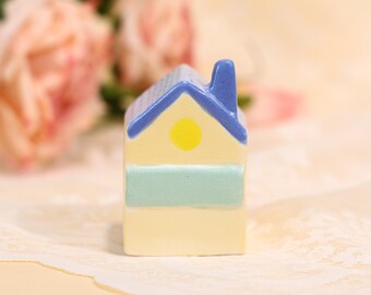 Napolitaanse cake miniatuur huis driekleurig pastel beeldje handgeschilderd roze geel groen aardewerk Tiny Home dessert kern decor grillig cadeau