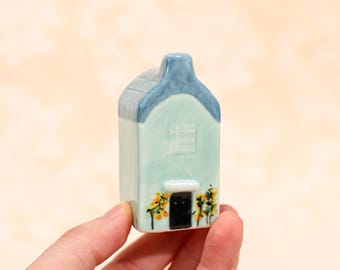 Lichtblauw huisbeeldje donkerblauw dak klein aardewerk huisje schattig sprookjestuin gebouw klein huisdecor verzamelobject