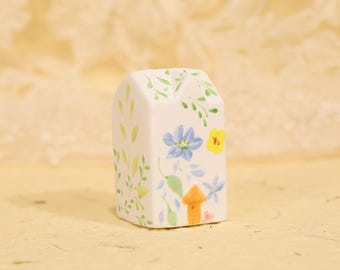 Blauw paarse bloemen huis beeldje lentetuin keramisch huis wit Tiny Home handgeschilderde gele toppen aardewerk Cottagecore Decor Fairy cadeau