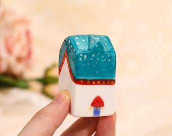 Bos groen dak miniatuur huis beeldje wit aardewerk Tiny Home handgeschilderde klimop wijnstokken porselein Cottage unieke geheime tuin decor cadeau