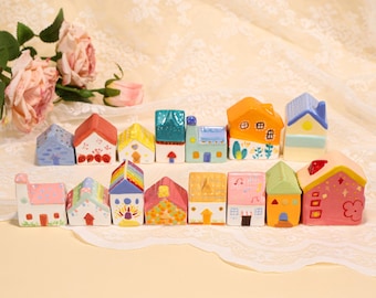 Conjunto de aldea en miniatura con temática de arcoíris, casas de cerámica pintadas a mano, colorida colección de cabañas, arte de pueblo de cerámica adorable, decoración de casa de hadas pequeña