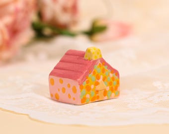 Roze dak miniatuur huis gele muren beeldje handgeschilderde regenboog stippen aardewerk sculptuur grillige snoep decor cadeau cadeau voor kinderen