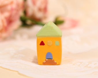 Groen dak miniatuur huis beeldje schattige oranje muren met de hand geschilderd wit bloemmotief Tiny Home exotisch huisje huis jungle sfeer kunst cadeau