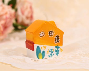 Warm oranje dak miniatuur huis beeldje wit aardewerk Tiny Home handgemaakt groen gebladerte boerderij stijl decor boerderij kunst cadeau plank decor