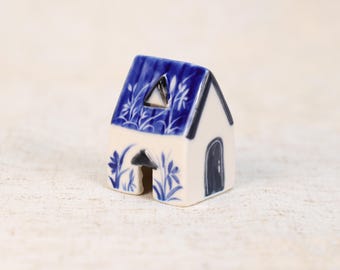 Blauw-wit porseleinen miniatuur huisbeeldje met kobaltblauwe bloemenschildering handgemaakt keramiek micro landschapskunst decor model VK