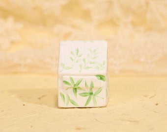 Zen bamboe bladeren Tiny House wit aardewerk keramisch huis beeldje handgeschilderd groen gebladerte minimalistisch decor Oosterse cottage plank sitter