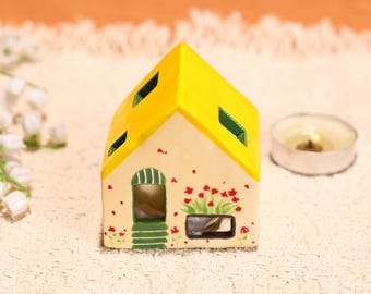 Geel dak miniatuur keramisch huis theelichthouder handgeschilderde bloemen huisje beeldje dorp aardewerk kaars verlichting lente decor