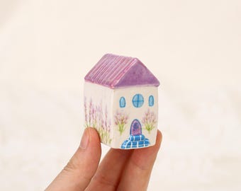 Roze gestreept dak miniatuurhuisje met de hand beschilderd beeldje bloemen basis grillig romantisch cadeau voor haar handgemaakt keramisch Valentijnsdag decor