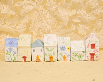 Grillige miniatuur dorp set handgeschilderde keramische huizen bloemen Cottage collectie schattig aardewerk stad kunst kleine fee Home decor cadeau klei