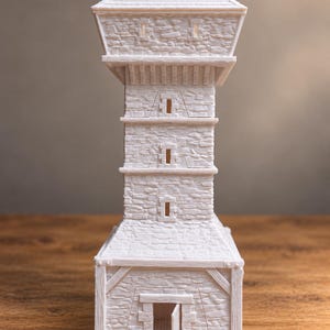 Peut inclure: Une tour en pierre blanche à plusieurs étages, dotée d'un extérieur en maçonnerie texturée, d'une base carrée avec une porte ouverte et d'un toit pointu. La structure présente plusieurs petites fenêtres rectangulaires à chaque niveau.