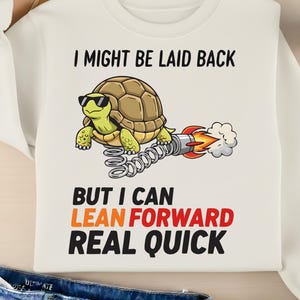 Potrei essere rilassato ma posso piegarmi in avanti molto velocemente PNG, Tartaruga divertente con razzo, PNG sarcastico divertente, Maglietta sarcastica, Maglietta meme