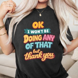 Ok, no haré nada de eso, pero gracias PNG: Diseño de meme humorístico con cita sarcástica divertida PNG Clipart retro sarcástico (descarga digital)