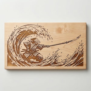 Puede incluir: Arte de pared de madera con un grabado detallado de un guerrero samurái con vestimenta tradicional, empuñando una naginata, en medio de una gran ola. La obra de arte está en un tono de madera natural, mostrando el intrincado diseño.