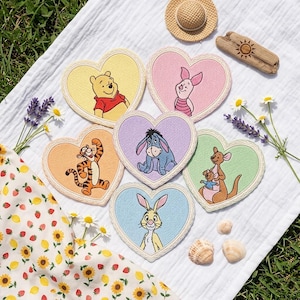Gestickte Bären und Freunde Aufnäher, Pastell Cute Patch, Magische Land Herzform Patches, Aufnäher für Tasche, Hut, Shirt, Park Reise Geschenk