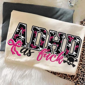 ADHD As Fuck PNG Finto Ricamo Sublimazione Design, Divertente Grafica Maglietta Neurodivergente, ClipArt Teschio Coquette Nastro