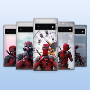 Puede incluir: Una colección de fundas para teléfonos con el personaje de Deadpool en varias poses. Las fundas muestran a Deadpool con su traje rojo y negro, con diferentes imágenes de fondo. Las fundas están en fila.
