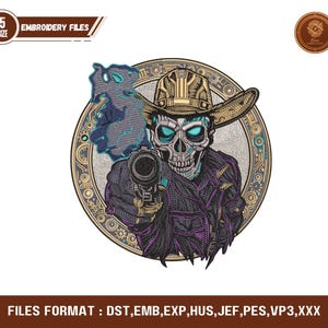 Op de afbeelding: Een gedetailleerd borduurontwerp met een schedel met een cowboyhoed en een pistool, geplaatst in een cirkelvormig frame. Het ontwerp bevat paarse, gouden en blauwgroene kleuren. De tekst "EMBROIDERY FILES" en "5 SIZE" zijn ook aanwezig.