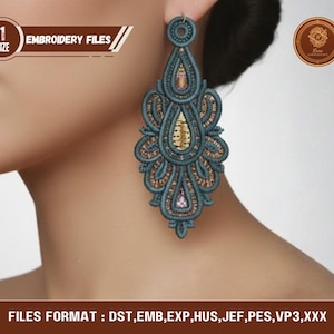Könnte beinhalten: Ein teal-farbener und goldfarbener bestickter Ohrring mit aufwendigen Details. Der Ohrring hat eine Tropfenform mit floralen und geometrischen Mustern. Der Text "EMBROIDERY FILES" und "FILES FORMAT: DST, EMB, EXP, HUS, JEF, PES, VP3,XXX" ist enthalten.