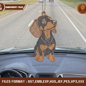 Könnte beinhalten: Ein Dackel-Autoanhänger mit einem braunen und schwarzen Stickdesign. Der Anhänger hängt an einer silbernen Kette. Das Bild enthält den Text "EMBROIDERY FILES" und "FILES FORMAT: DST, EMB, EXP, HUS, JEF, PES, VP3, XXX".