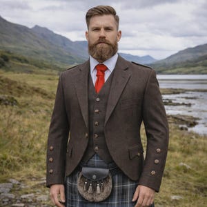 Puede incluir: Un traje de tres piezas de tweed marrón con una corbata roja. El traje incluye una chaqueta, un chaleco y un pantalón. El atuendo se combina con un kilt escocés tradicional y un sporran. El fondo presenta un paisaje con montañas y agua.