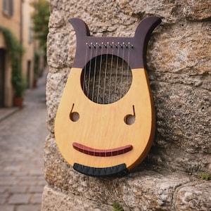 Può includere: Una lira in legno con un corpo marrone chiaro e una sezione superiore marrone scuro. Lo strumento ha un foro sonoro circolare e un design a forma di viso sorridente. Le corde argentate sono tese attraverso l'apertura. La lira è montata su un muro di pietra.