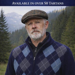Puede incluir: Un hombre con una gorra plana de tweed marrón y un suéter de rombos azul marino con cremallera. El suéter tiene patrones de diamantes en azul claro y gris. El texto "AVAILABLE IN OVER 50 TARTANS" está en la parte superior.