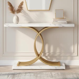 Peut inclure: Une console avec un plateau en marbre blanc et une base dorée entrelacée. La base a un design incurvé, et la table repose sur une base en marbre blanc. La table est décorée d'un vase de fleurs séchées, d'un miroir et de livres.