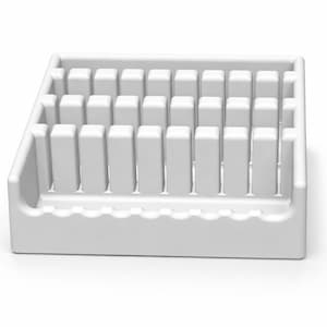 Könnte beinhalten: Eine weiße Seifenschale aus Kunststoff mit vertikalen Trennwänden. Die Schale hat eine rechteckige Form mit leicht abgewinkelter Rückseite und einer Reihe kleiner, dekorativer Aussparungen am vorderen Rand. Die Trennwände schaffen einzelne Schlitze.