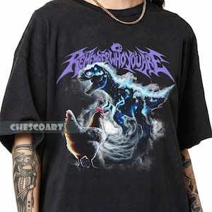 Puede incluir: Una taza de cerámica blanca con un asa negra y el texto "But First, Coffee" en negrita negra. La taza se encuentra sobre un fondo borroso, resaltando su diseño simple.