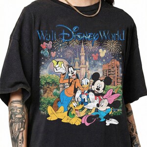 Maglietta retrò Walt Disneyworld Comfort Colors, Maglietta vintage Disneyworld, Maglietta Topolino e i suoi amici, Viaggio Disney 2026, Maglietta coordinata Disneyworld immagine 3