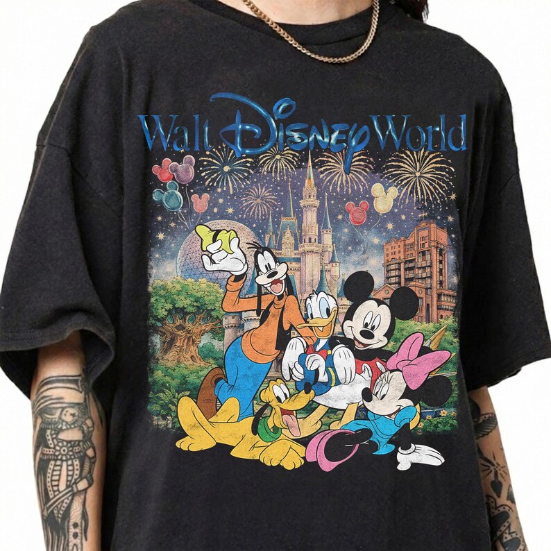 Maglietta retrò Walt Disneyworld Comfort Colors, Maglietta vintage Disneyworld, Maglietta Topolino e i suoi amici, Viaggio Disney 2026, Maglietta coordinata Disneyworld immagine 3