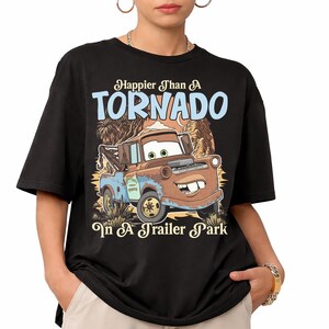 Tow Mater Disney Cars-tröja, rolig Mater lyckligare än en tornado-tröja, Pixar Cars Land-semester, Disney World-familjeresa-presenttröja bild 5