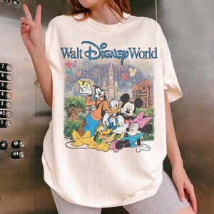 Pu&ograve; includere: Una tazza di ceramica bianca con manico nero e la scritta "But First, Coffee" in grassetto nero. La tazza &egrave; posta su uno sfondo neutro, che ne evidenzia il design semplice.