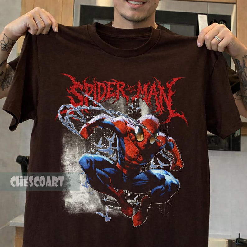 Puede incluir: Una taza de cer&aacute;mica blanca con un asa negra y el texto "But First, Coffee" en negro, con una fuente de estilo manuscrito. La taza est&aacute; sobre una superficie blanca.