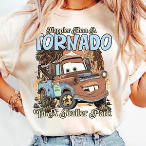 Tow Mater Disney Cars-tröja, rolig Mater lyckligare än en tornado-tröja, Pixar Cars Land-semester, Disney World-familjeresa-presenttröja bild 2