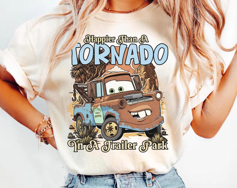 Tow Mater Disney Cars-tröja, rolig Mater lyckligare än en tornado-tröja, Pixar Cars Land-semester, Disney World-familjeresa-presenttröja bild 2