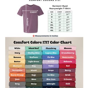 Puede incluir: Una tabla de tallas para camisetas pesadas te&ntilde;idas con Comfort Colors 1717. La tabla incluye medidas de pecho y largo en pulgadas para las tallas S a 4XL. Una carta de colores muestra varios colores de camisetas, incluyendo blanco, negro y rojo.