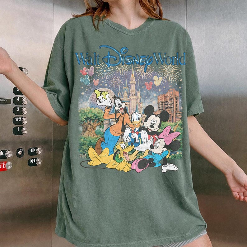 Maglietta retrò Walt Disneyworld Comfort Colors, Maglietta vintage Disneyworld, Maglietta Topolino e i suoi amici, Viaggio Disney 2026, Maglietta coordinata Disneyworld immagine 6