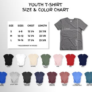 Puede incluir: Una tabla de tallas y colores de camisetas juveniles. La tabla muestra las medidas de pecho y largo en pulgadas para las tallas S, M y L. Se muestran varios colores de camisetas, incluyendo negro, blanco y marino.