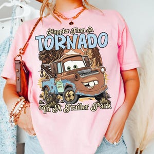 Tow Mater Disney Cars-tröja, rolig Mater lyckligare än en tornado-tröja, Pixar Cars Land-semester, Disney World-familjeresa-presenttröja bild 4
