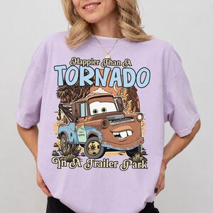 Tow Mater Disney Cars-tröja, rolig Mater lyckligare än en tornado-tröja, Pixar Cars Land-semester, Disney World-familjeresa-presenttröja bild 6