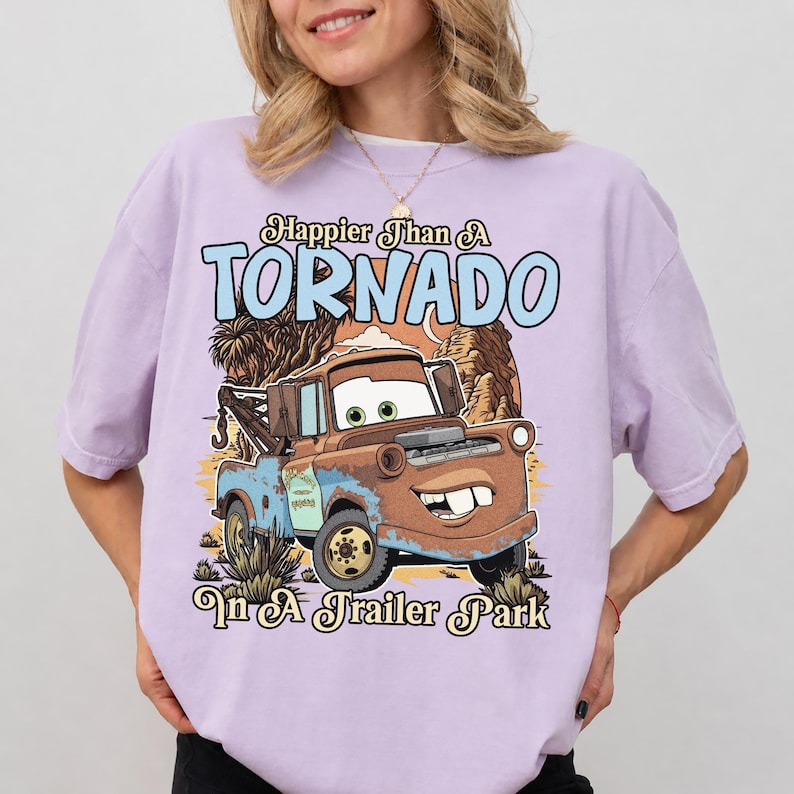 Tow Mater Disney Cars-tröja, rolig Mater lyckligare än en tornado-tröja, Pixar Cars Land-semester, Disney World-familjeresa-presenttröja bild 6