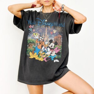 Maglietta retrò Walt Disneyworld Comfort Colors, Maglietta vintage Disneyworld, Maglietta Topolino e i suoi amici, Viaggio Disney 2026, Maglietta coordinata Disneyworld immagine 5