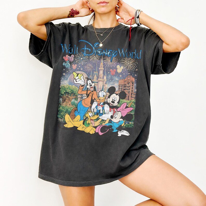 Maglietta retrò Walt Disneyworld Comfort Colors, Maglietta vintage Disneyworld, Maglietta Topolino e i suoi amici, Viaggio Disney 2026, Maglietta coordinata Disneyworld immagine 5